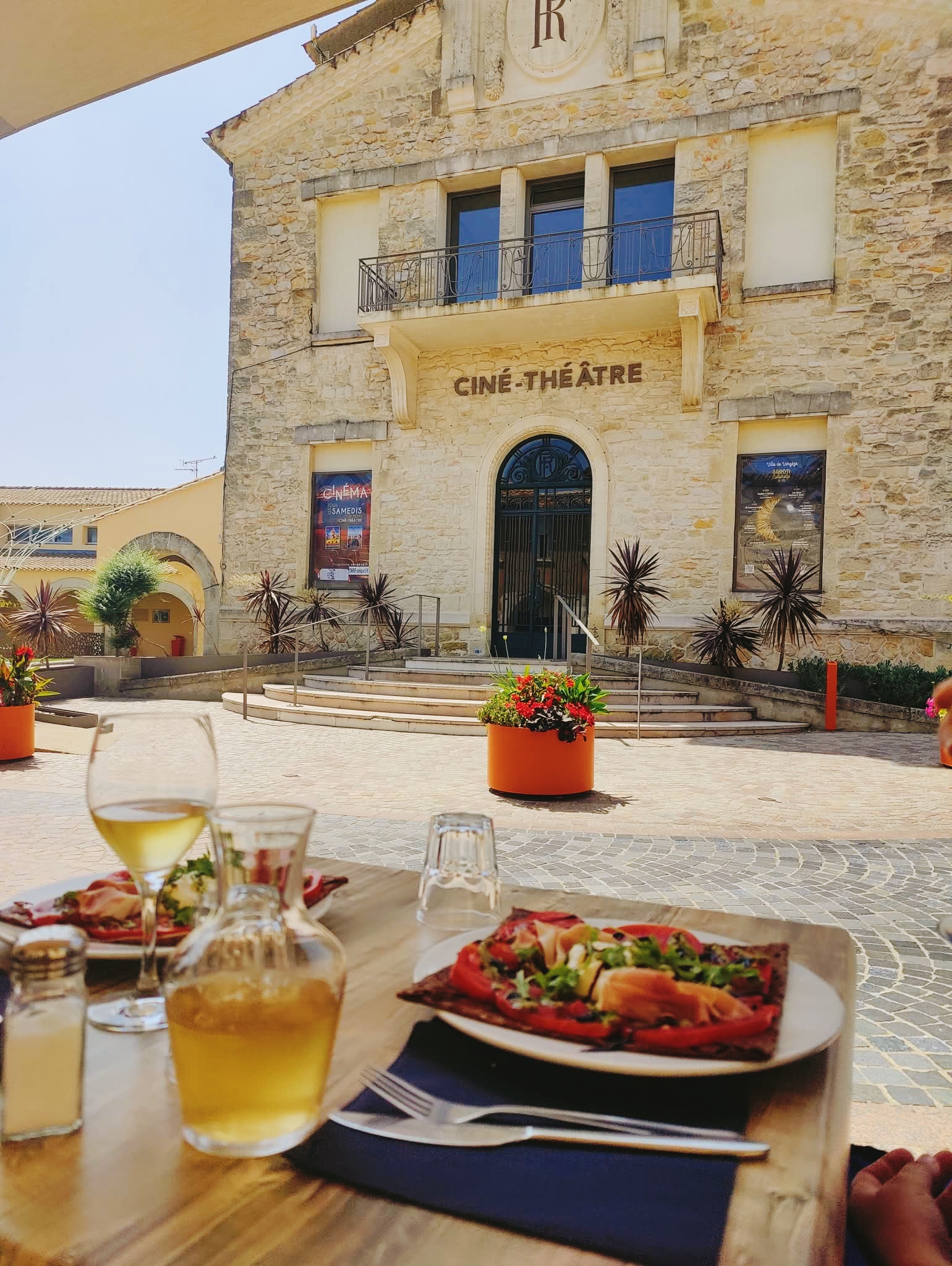 Terrasse Kénavo face au Ciné-Théâtre